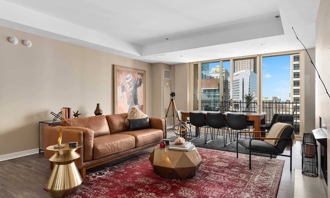 Rush and Division Apartamento | Luxury Meets Fun: Downtown PH w/ Private Game Room