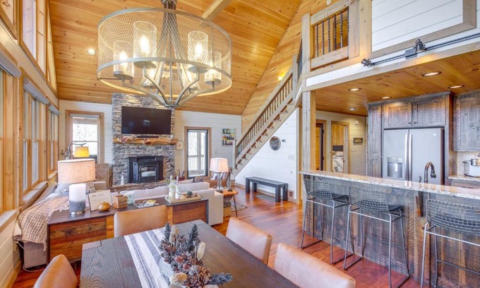 Mineral Bluff Casa | Luxury Mineral Bluff Cabin with Deck and Hot Tub!