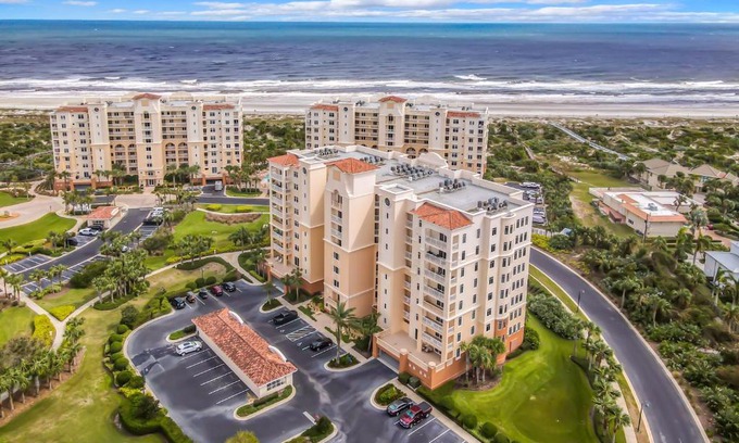 New Smyrna Beach Apartamento | Luxury Minorca ~ Corner Unit ~ Ocean River Views 2 Balconies Paros 606