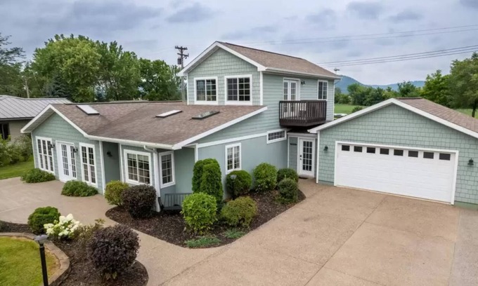 Buffalo City Casa | Luxury Mississippi River Vacation Home w Private Dock-Great Fishing Getaway