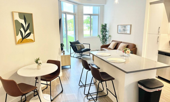 Westgate Apartamento | Luxury & Modern 1-bedroom apartment room in West Palm Beach - POOL & GYM