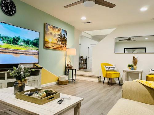 Fort Walton Beach Casa | Luxury Modern & Cute- Minutes to The White-Sand Beaches