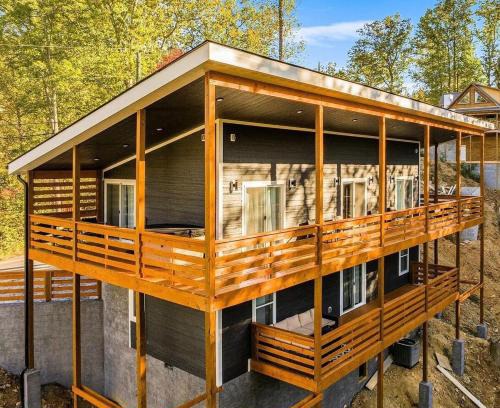 Gatlinburg Casa | Luxury Modern Gatlinburg Cabin Hot Tub and Sauna
