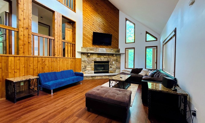Bushkill Casa | Casa moderna de lujo en los poconos! SONOS, Weber Grill on Deck, Piscina ESPECIALES *