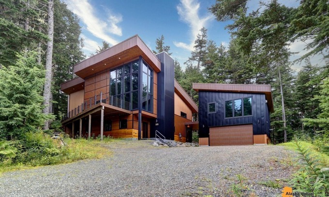 Alyeska Casa | Luxury Modern Mountain Home 1/2 mile from Ski Resort