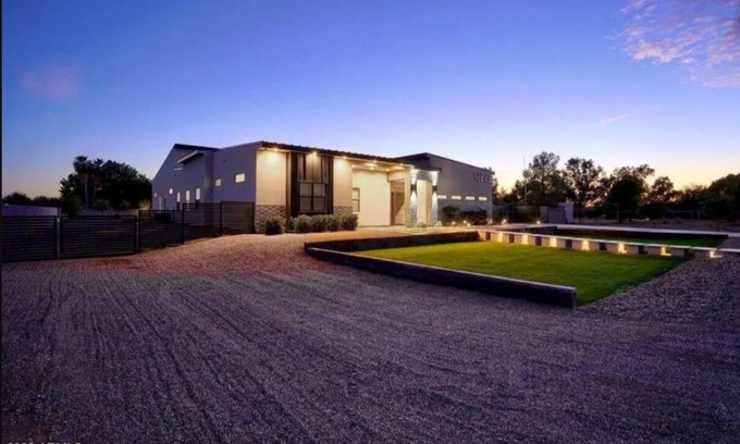 Chandler Casa | Luxury Modern Oasis - Gym & Pool