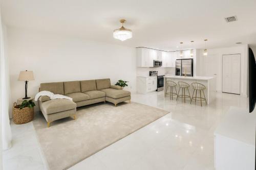 Grand Oaks Apartamento | Luxury Modern Retreat 5 Minutes to Tampa Outlet