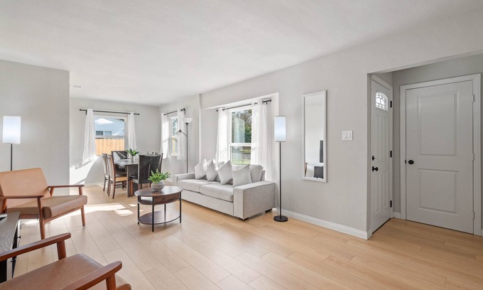Monrovia Casa | Luxury Modern Retreat w Spacious Yard Premium Comfort