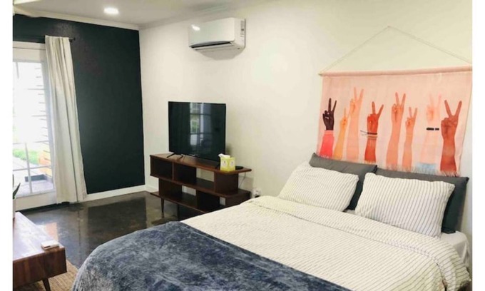 Stockton Casa | Luxury Modern Studio | UOP & The Miracle Mile