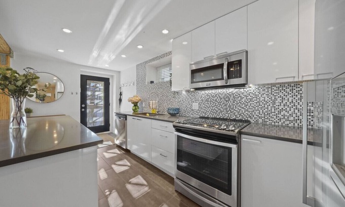 Grandview-Woodland Apartamento | Luxury Modern Two Bedroom Located near Commercial Drive