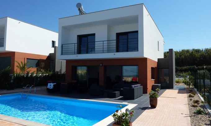 Obidos Villa | Villa moderna de lujo con piscina privada y una vista única del paisaje del océano y la montaña.
