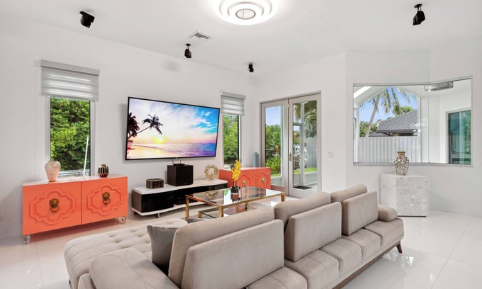 Palm Beach Gardens Casa | Casa de diseño moderna frente al mar decorada en la mejor ubicación. 4 habitaciones!