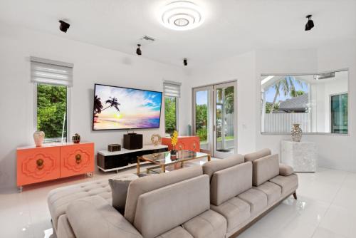 Palm Beach Gardens Casa | Luxury Modern Waterfront House in BEST Location! King Bed Suite & Close to Beach