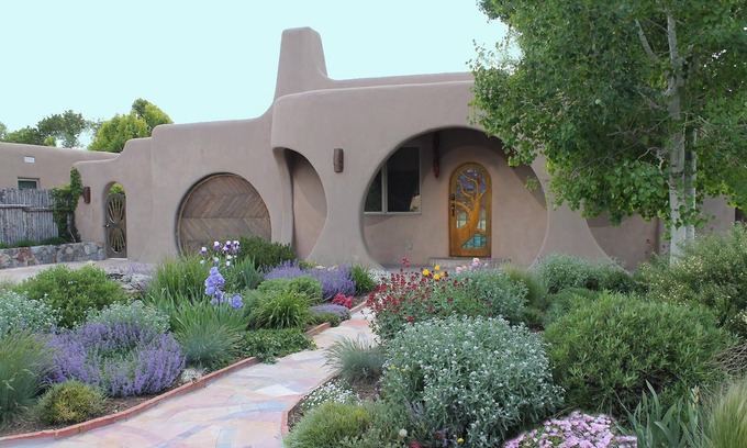 South Capitol Casa | Obra maestra de mosaico de lujo: Santa Fe Hobbit House ubicada en el centro de SF Plaza