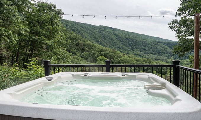 Maurertown Cabina | Luxury mountain cabin W/ hot tub & majestic views