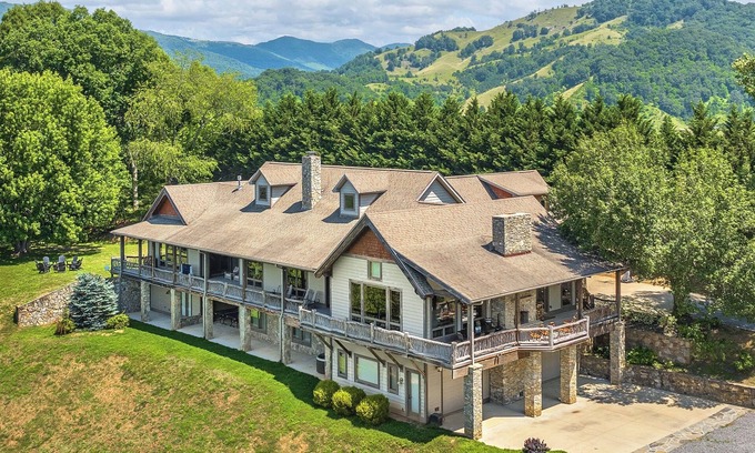 Clyde Casa | Luxury Mountain Estate w Panoramic Mountain Views