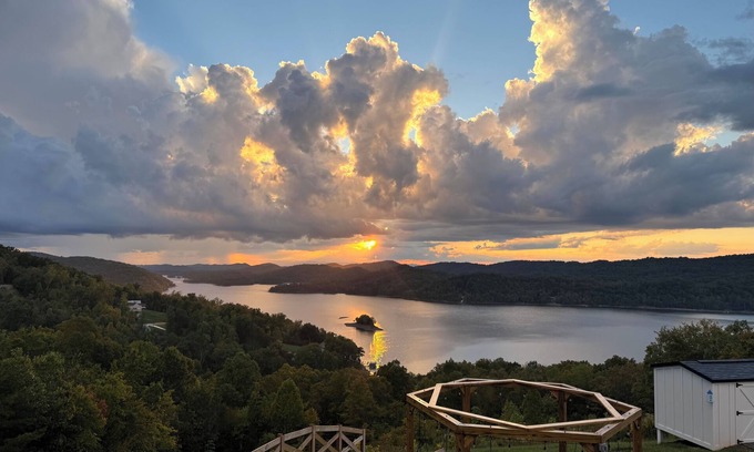 Maynardville Casa | Luxury Mountain & Lakeside Retreat with Hot Tub