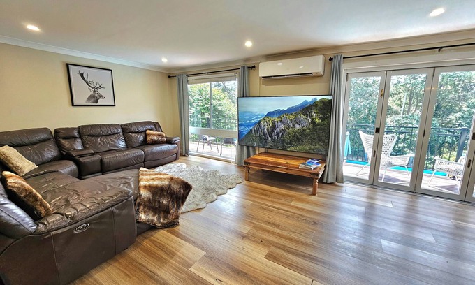 Sydney Casa | Luxury Mountain Retreat, 6 Bedroom, 3 Bathroom with Gym and Heated Swimming Pool