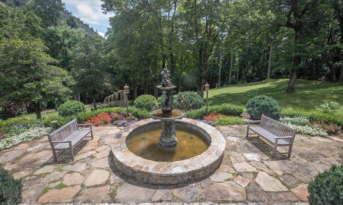Highlands Casa | Luxury Mountain Retreat- Main House w/ 2 Guest Houses in Highlands, NC!
