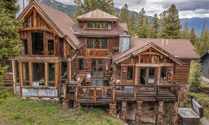 Big Sky Cabina | Luxury Mountain Retreat: SPA, Deck, 2 Living Spaces