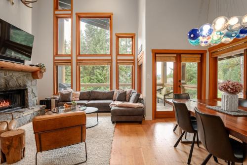 Nordic Estates Casa | Luxury Mountain Retreat with PRIVATE Hot Tub by Harmony Whistler