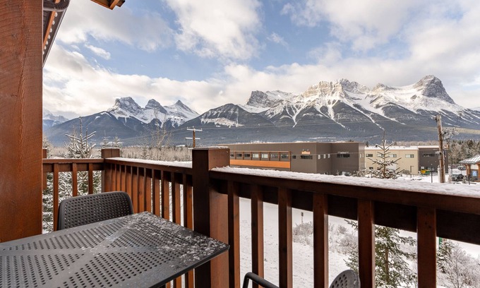 Canmore Condominio | Luxury Mountain View Condo - 2 King beds/Hot Tub/Pool