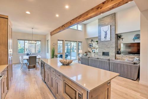 Bend Casa | Luxury Mt Bachelor Retreat with Hot Tub and Patio
