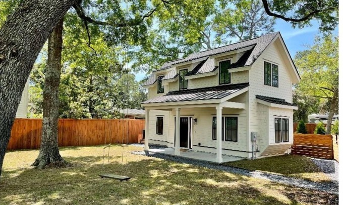 Old Village Casa | 2 Bdrm Cottage in Old Mount Pleasant