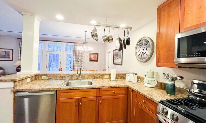 Proctorsville Condominio | Luxury Mtn. Condo w/ 2 King Beds 4 Miles to Okemo