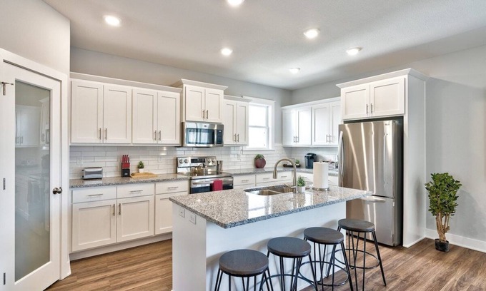 Raytown Casa | Luxury New Build Family Home W/ Office & Fast WIFI
