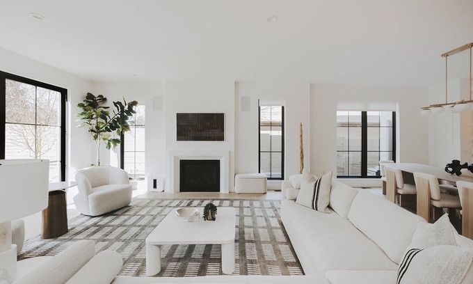 Barths Casa | Luxury new Large Farmhouse 10 minutes from Downtown + big yard - sleeps 10