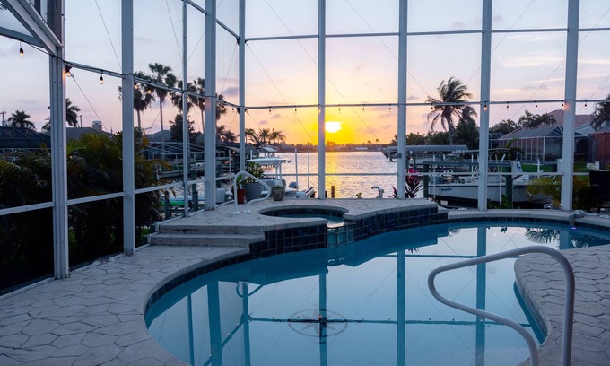 Cape Coral Casa | LUXURY NEWLY REMODELED WATER FRONT PROPERTY
