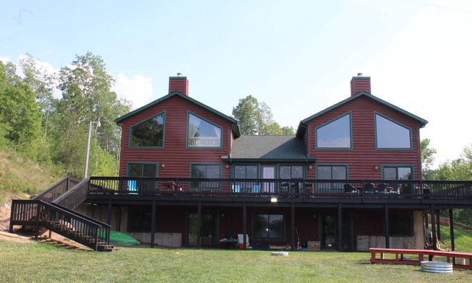 Minong Cabina | Luxury North Woods Lake Home in Minong, WI