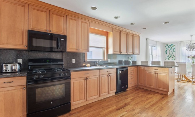 White Plains Casa | Luxury NY Home with Free Parking