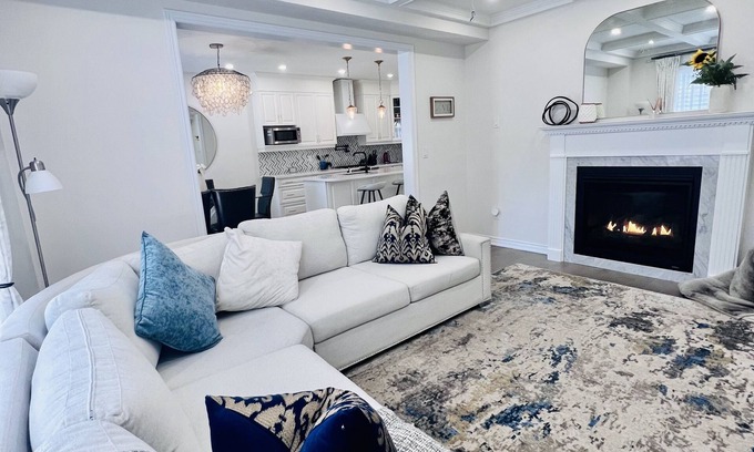 Oakville Casa | Luxury Oakville Home, Cozy, Hot Tub, Gas Fireplace, 4 Bedrooms, 3.5 Baths