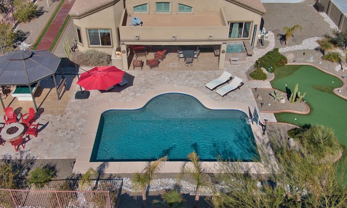 East Mesa Casa | Asequible y lujoso Oasis Home, piscina grande, putting green, bolos, hoguera, mesa de billar