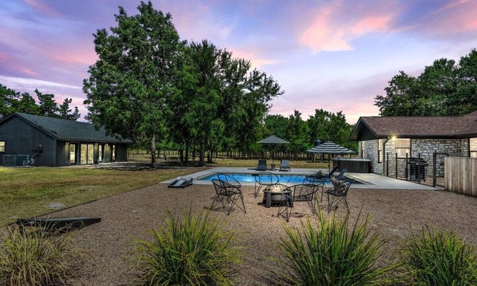 Manor Casa | Luxury Oasis: Pool, Hot Tub, Games + Guesthouse