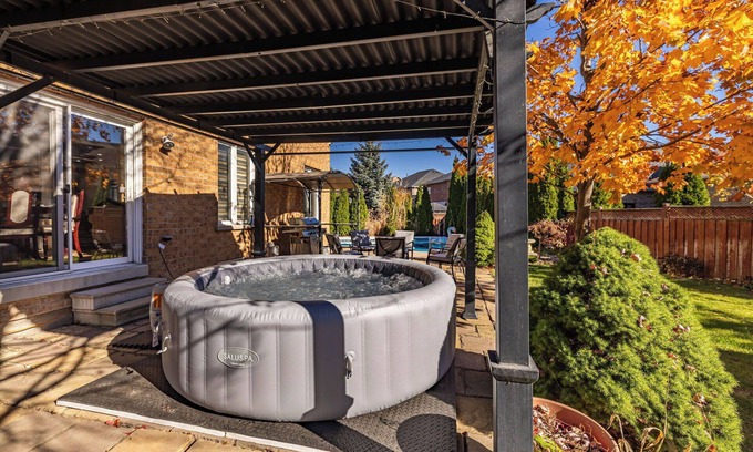 Brampton Casa | Luxury Oasis Retreat for entire family with Heated Saltwater Pool
