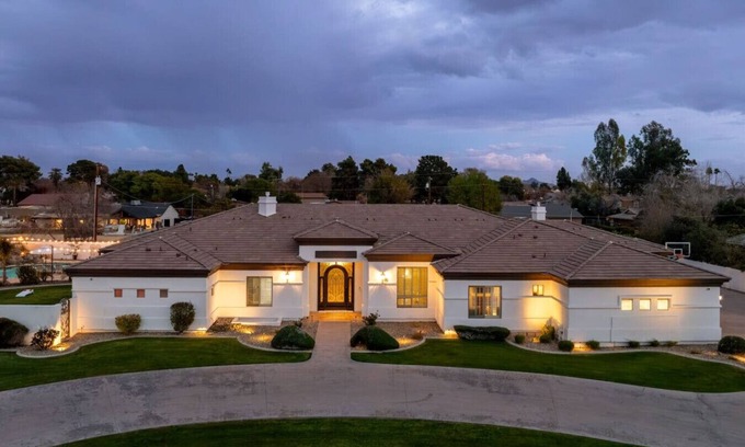 Phoenix Apartamento | Luxury Oasis with Entertainment & Amazing Backyard
