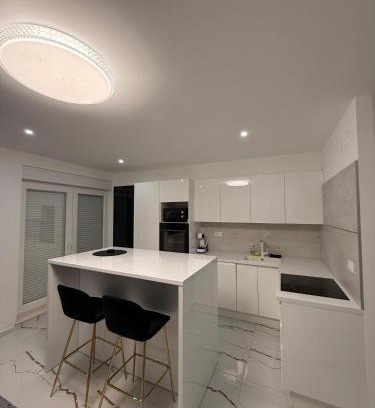 Vranjic Apartamento | Luxury Oasis With Private Pool & Parking