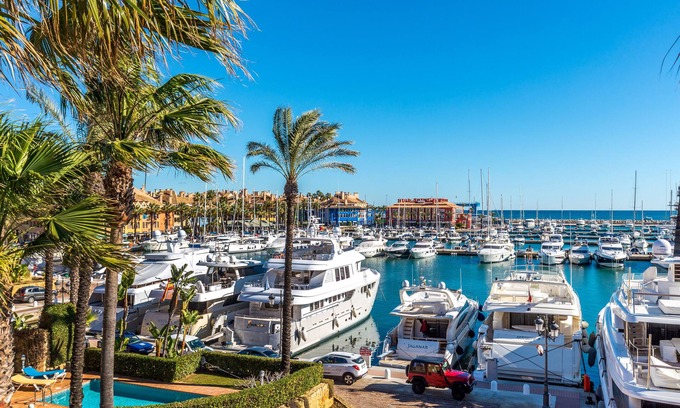 Sotogrande Apartamento | Ático en Sotogrande con vistas al mar y al puerto deportivo.