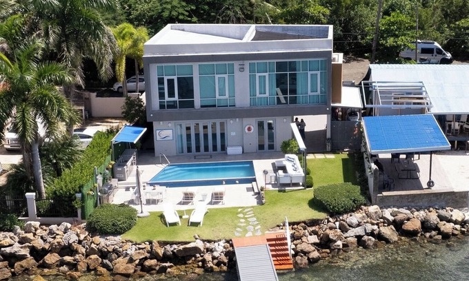 Guanajibo Villa | Villa de lujo frente al mar con piscina infinita, muelle privado y muchos kayaks