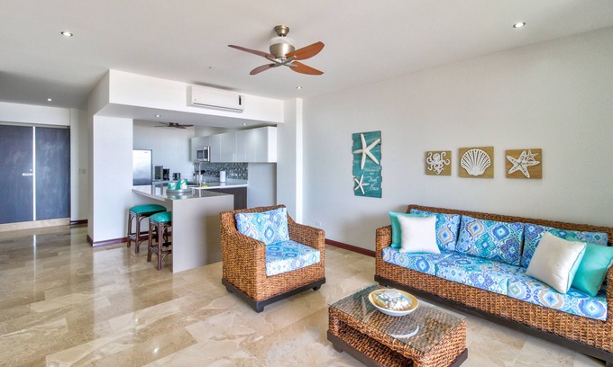 Barrio Los Faroles Condominio | Condominio frente al mar de lujo con vistas al mar, piscina compartida y fácil acceso a la playa!