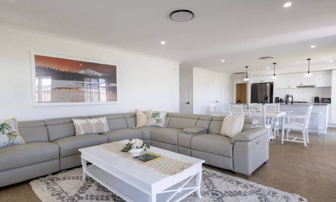 Dubbo Casa | Luxury on Lesmurdie - Close to Zoo & Golf Club