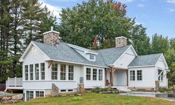 North Conway Casa | LUXURY on SACO RIVER with HOT TUB & MOUNTAIN VIEWS