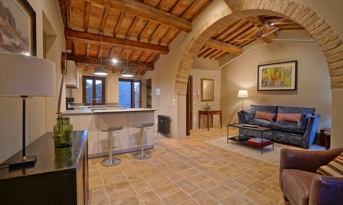 Montone Apartamento | Luxury one bedroom apartment in the main Piazza of historic Montone