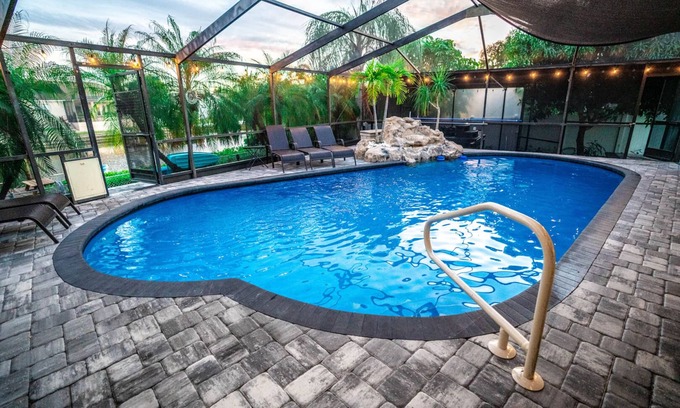 Apollo Beach Casa | Waterfront Pool home con TRES CAMAS KING Piscina climatizada gratuita, bañera de hidromasaje para 10 personas *