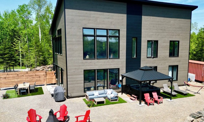 La Minerve Casa | Luxury Panoramic Lakeview Cottage w/ Spa, Game Room & Beach