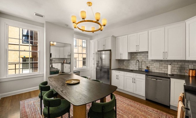 Pendleton Apartamento | Luxury Parkside 2BR w Views | Walk to Everything