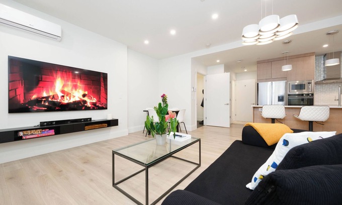 South Granville Apartamento | Luxury Passive House w/ Private Patio in Vancouver